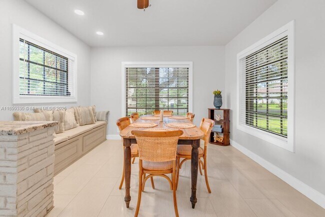 Building Photo - 364 Navarre Dr