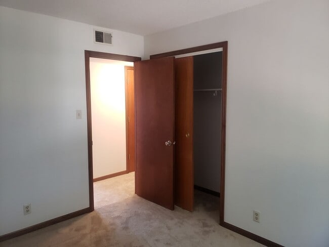 Building Photo - RENT REDUCED - 2 Bedroom (with bonus craft room/ office) Condominium in Coralville.