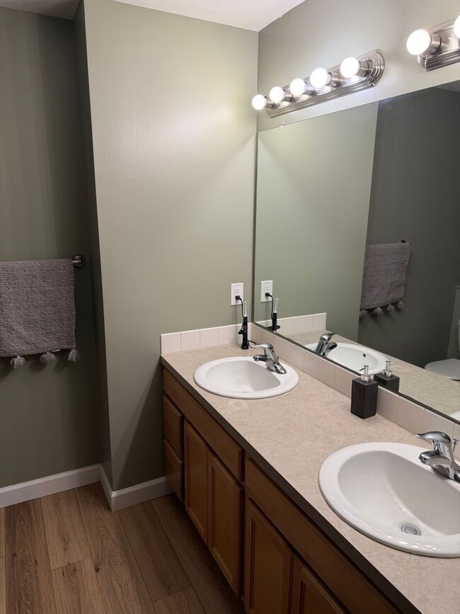 Building Photo - End-Unit Townhome with 2-Car Garage!!