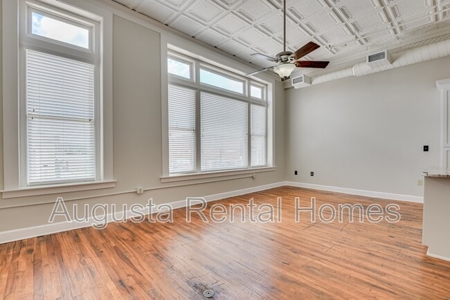 Building Photo - 1106 Broad St