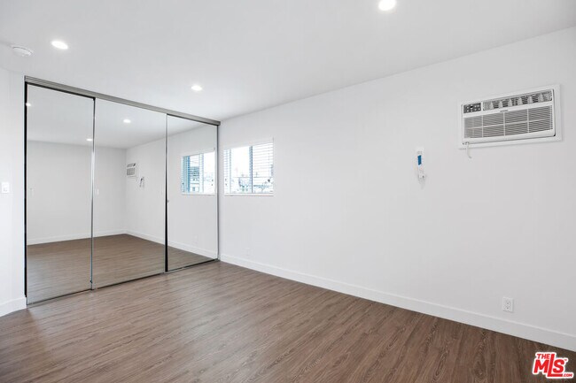 Building Photo - 1117 S Bronson Ave