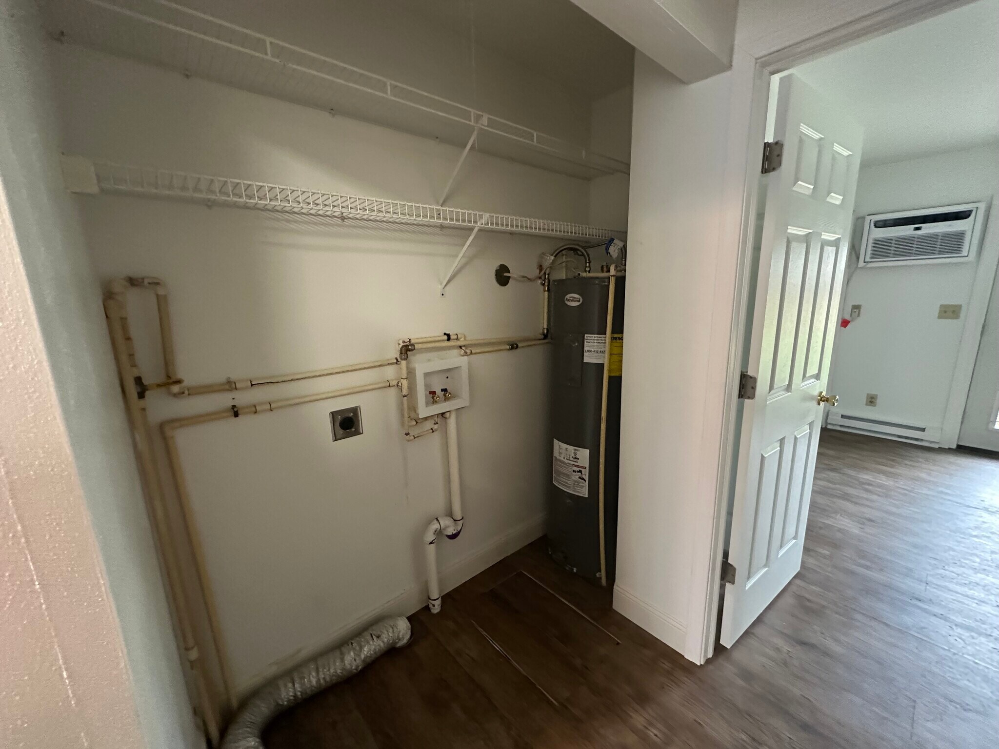 Building Photo - 1053 Lakeshore Dr