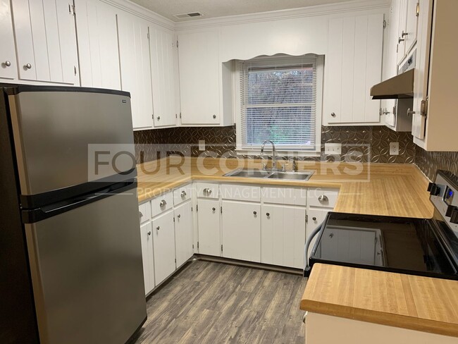 Building Photo - Beautiful 2 Bedroom 2.5 Bath Townhome