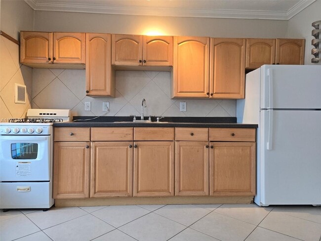 Building Photo - 441 Collins Ave