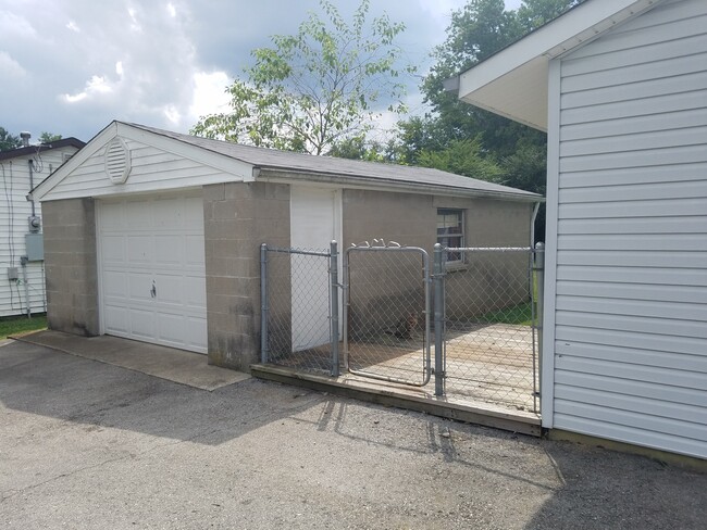 Building Photo - Bullitt County Home