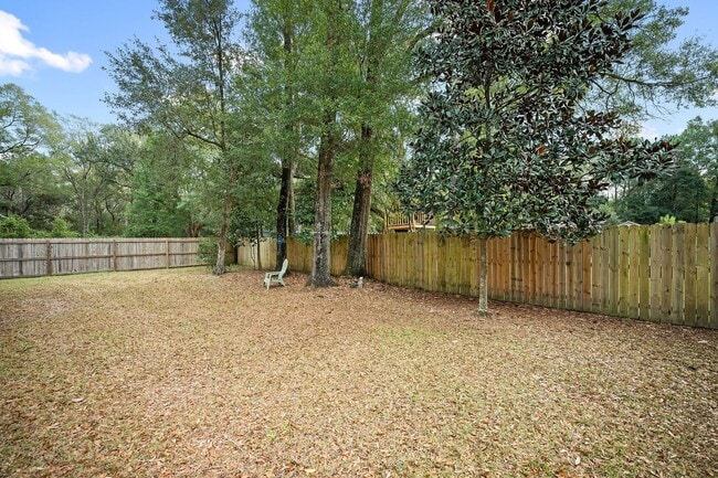 Building Photo - 11750 Village Green Dr