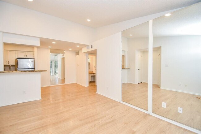 Building Photo - 11201 Lynbrook Dr