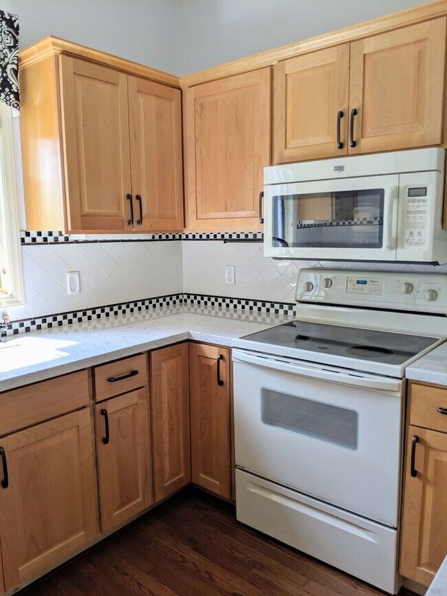 Building Photo - Condo Rental in Great Asheville Location!