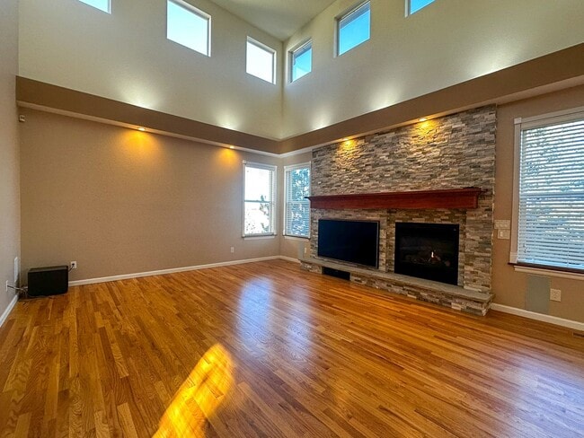 Building Photo - Luxurious Castle Pine living awaits!