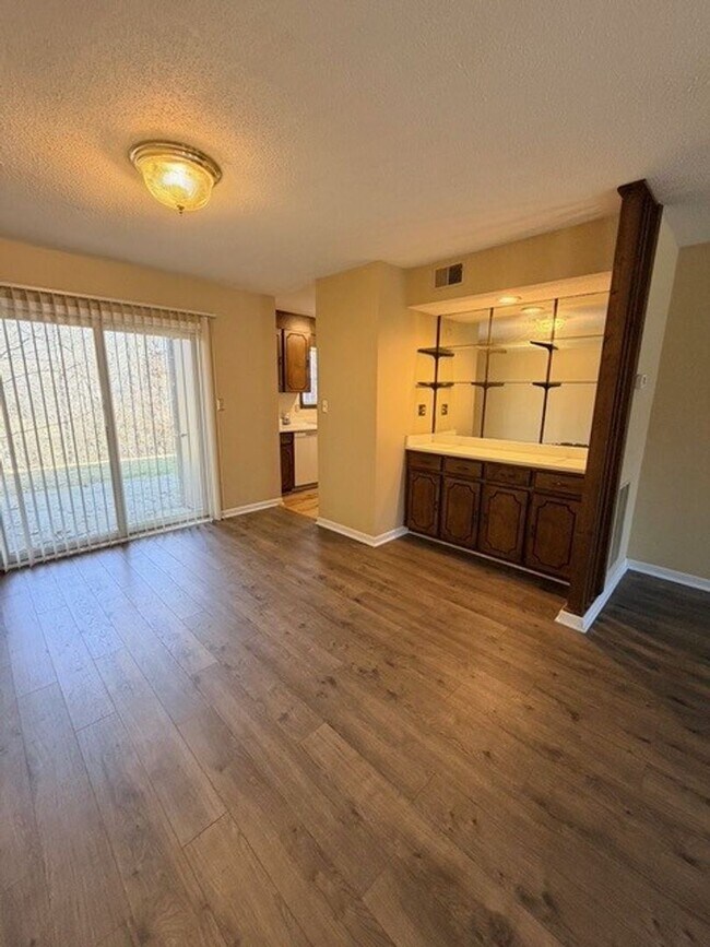 Building Photo - Rock Knoll