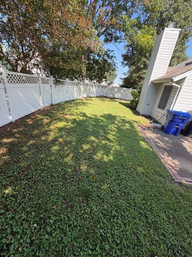 Building Photo - 1605 Hathern Ct