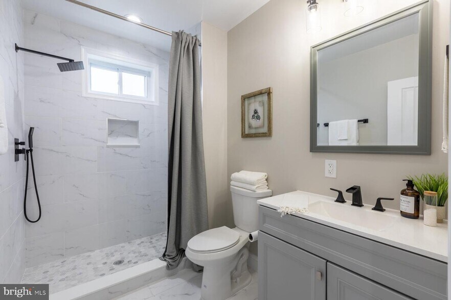 En Suite Bath - 239 14th Place, NE