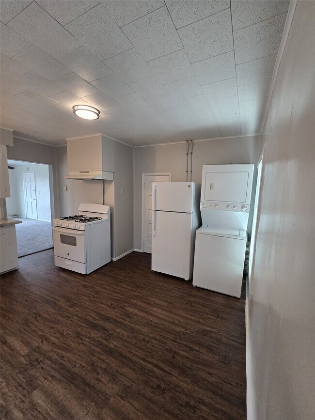 Building Photo - 615 Kernohan St