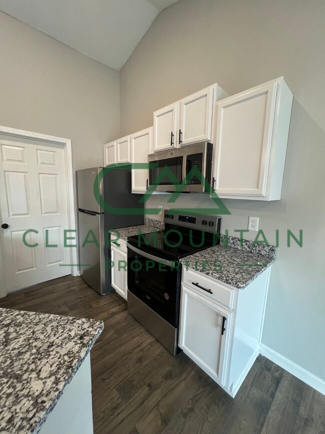 Building Photo - Fully Renovated 4 Bedroom Home – Convenien...