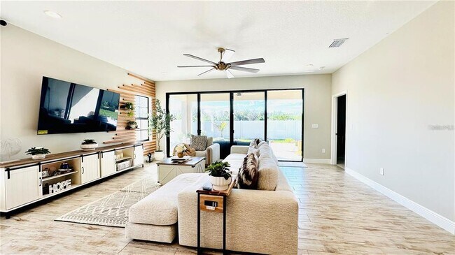 Building Photo - 12661 Oak Hill Way