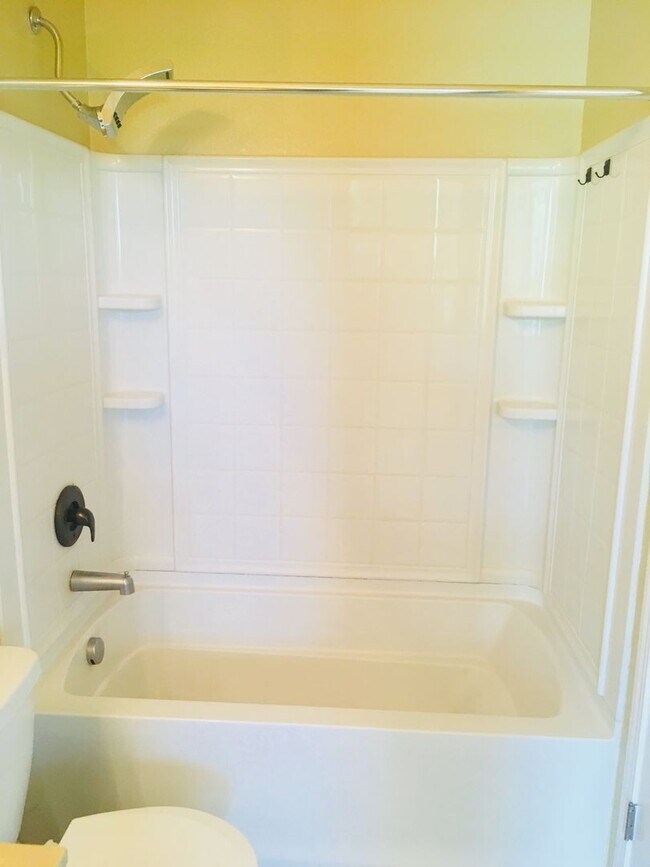 Building Photo - Capital Village 2 Bed, 2 Bath 1065 sft., H...