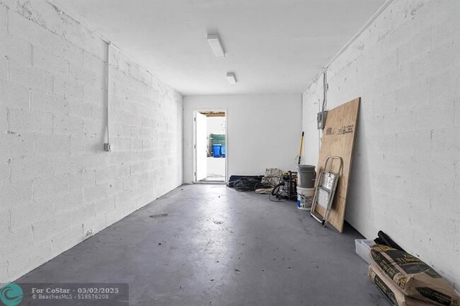 Building Photo - 4932 SW 12th St