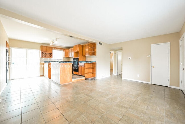 Building Photo - 3 Bed, 2 Bath Home with Fenced Yard / Available Soon!