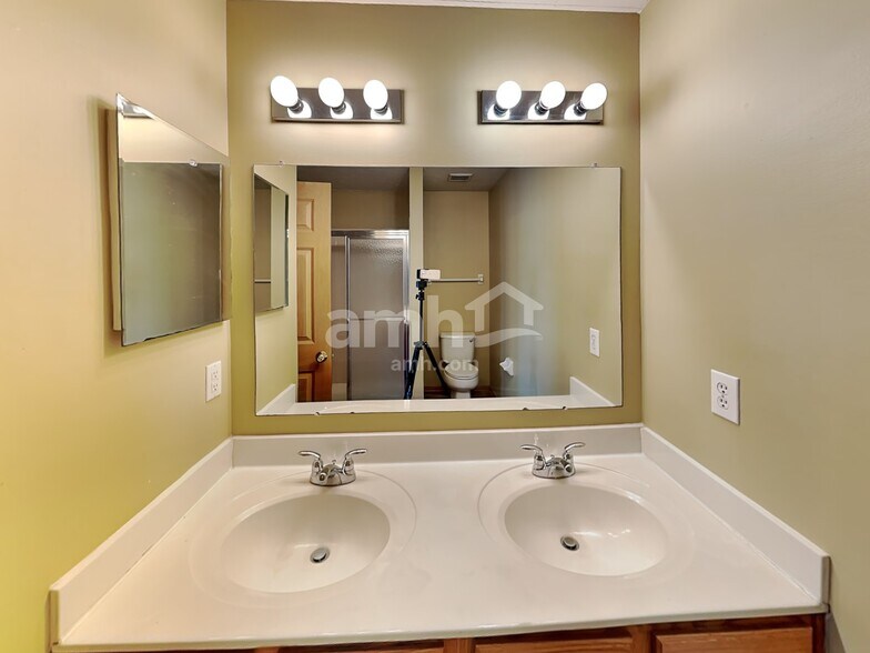 Building Photo - 2395 Featherwood Dr