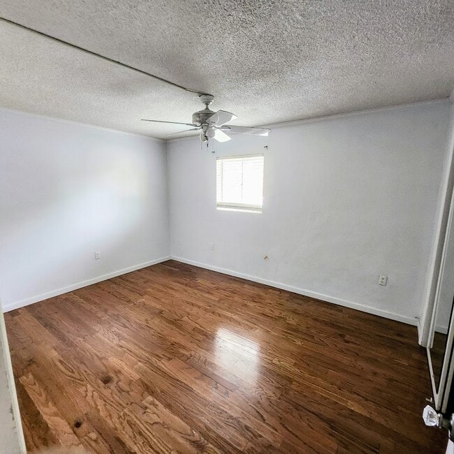 Building Photo - 320 Lakeview St