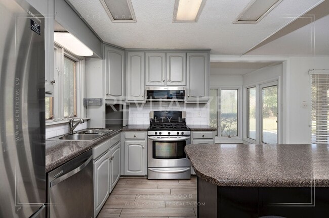 Building Photo - Immaculate 3BR / 2BA Home in Carriage Hills