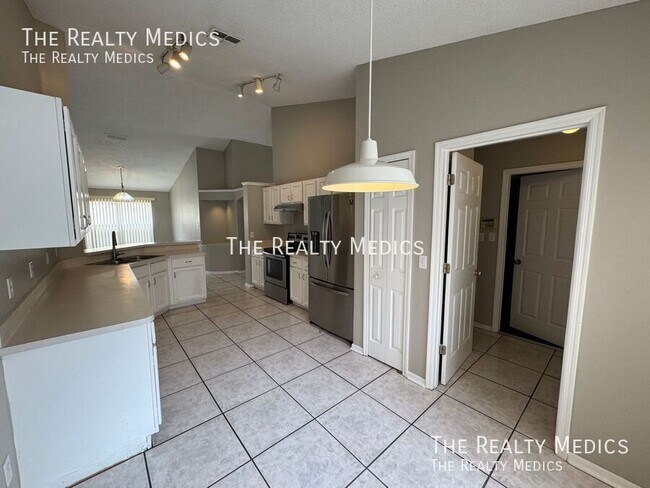 Building Photo - 833 Brightview Dr
