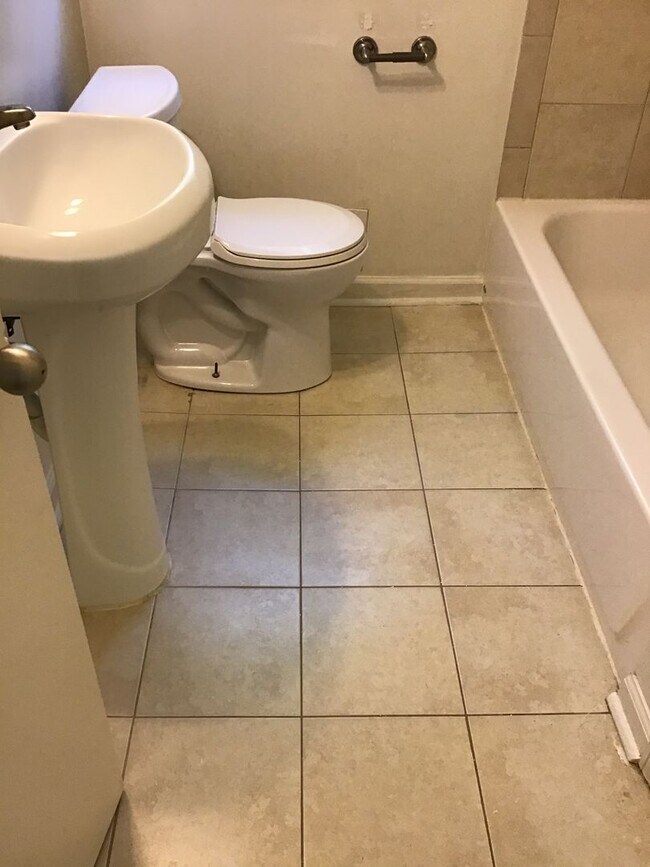 Building Photo - Spacious 3 bedroom 1 bath available soon (...