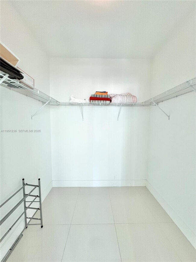 Building Photo - 950 Brickell Bay Dr