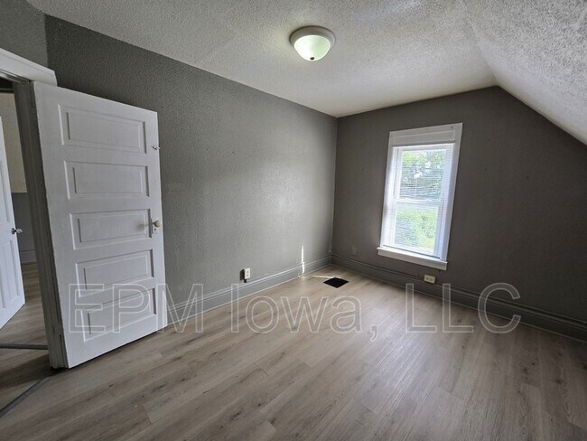 Building Photo - 211 Manson St