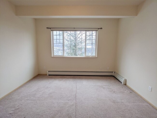 Building Photo - Townhouse, 2BD/1.5BA Condo, Radiant Heat F...