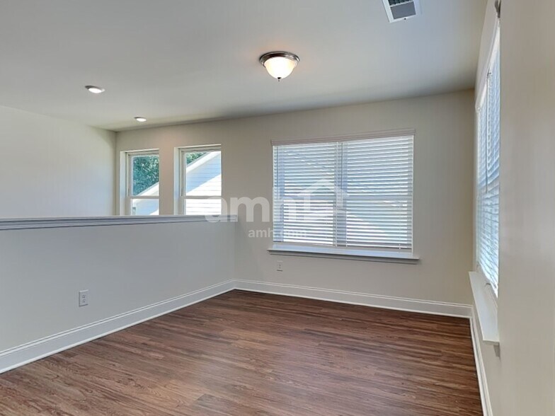 Building Photo - 2032 Windsor Park Ave