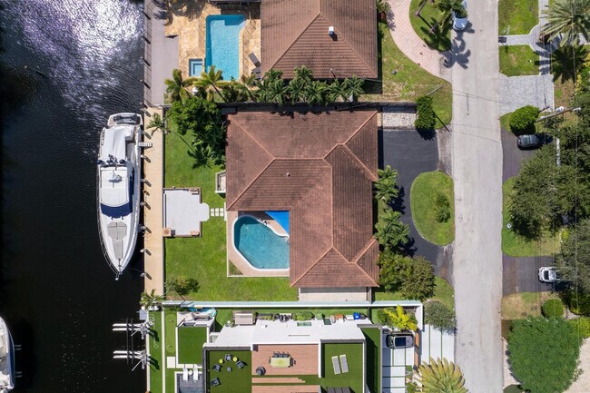 Building Photo - 3080 NE 43rd St