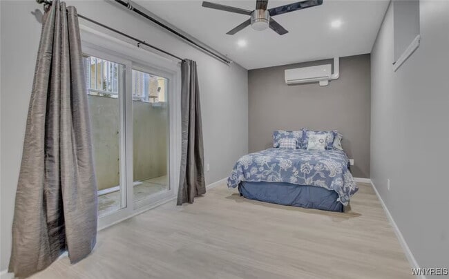 Building Photo - 140 Seymour St