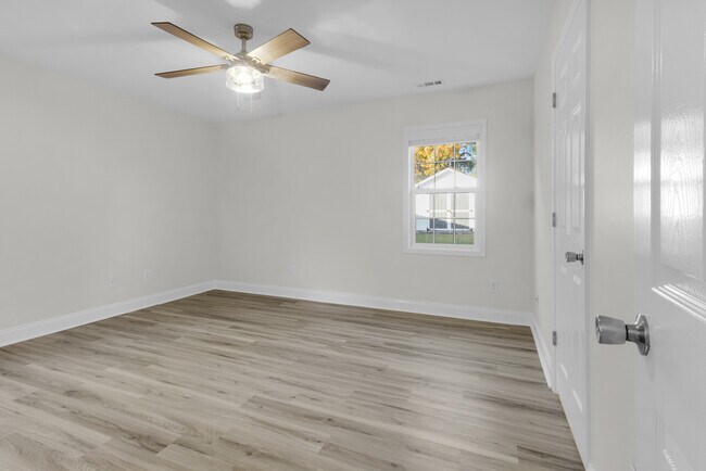 Building Photo - 204 Two Oaks Ct