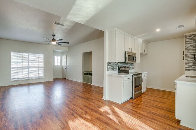 Building Photo - Charming 3 Bed 2 bath with Scenic Views, on quiet cul-de-sac in Cleburne!