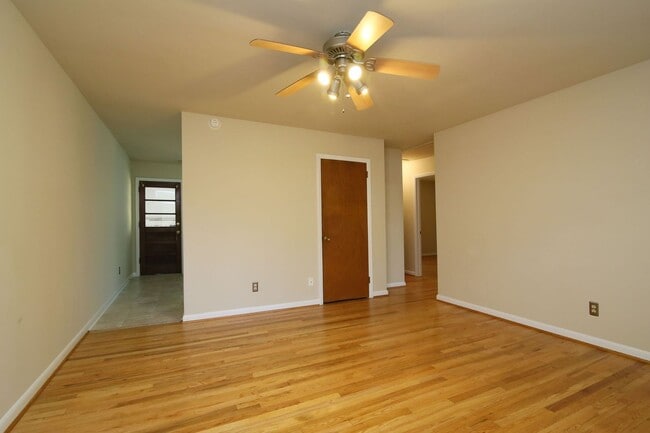 Building Photo - Chapel Hill/2BR Brookside Condo