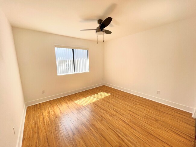 Building Photo - 5440 Carlton Way