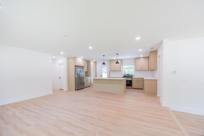 Building Photo - 2305 Laverne Ave
