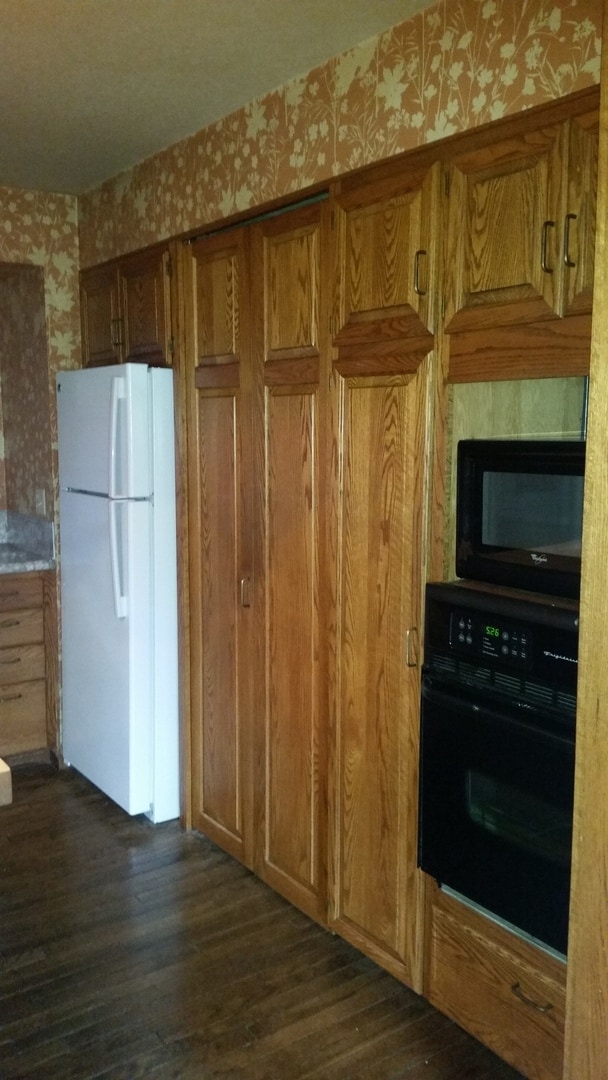 Building Photo - Occupied, do not disturb tenants. 1950's Craftsman 2br 2ba duplex on two levels, lawncare provide...