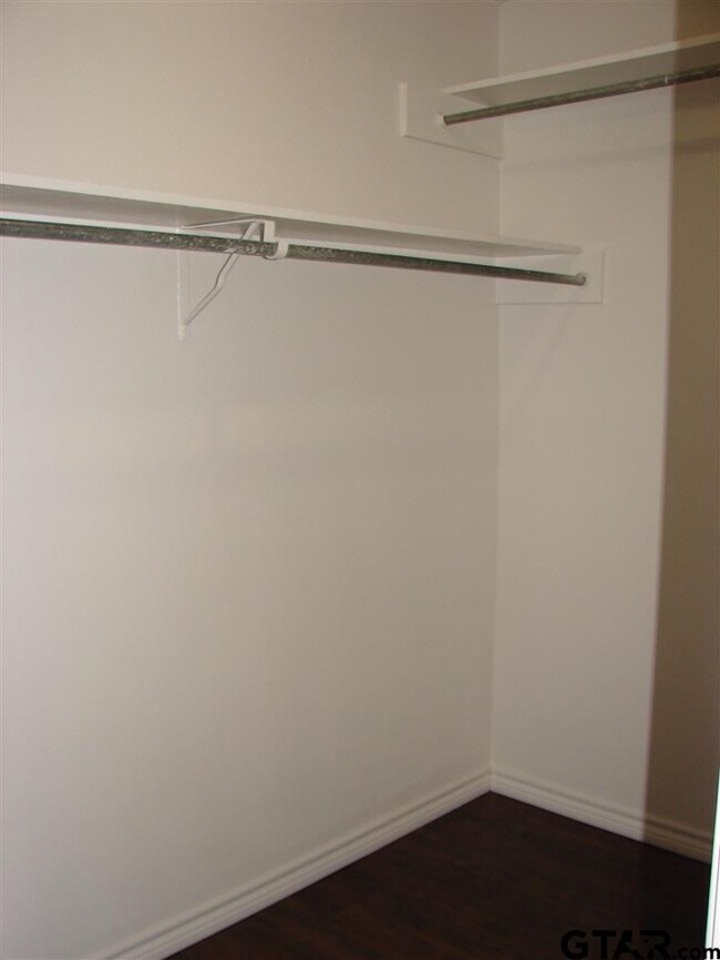 Building Photo - 419 Top Hill Dr