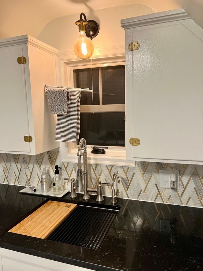 Building Photo - 538 4th Ave NW