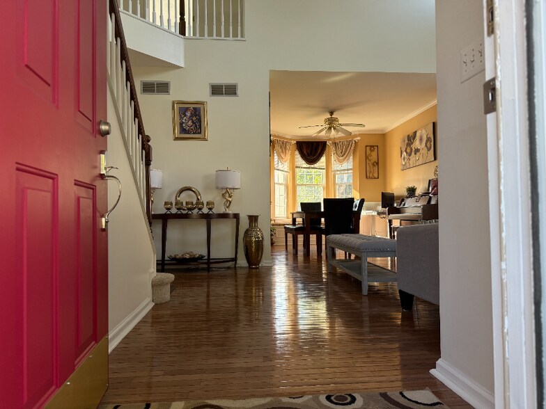 Building Photo - 28 Lotus Cir N