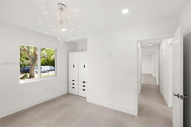 Building Photo - 6605 SW 61st St