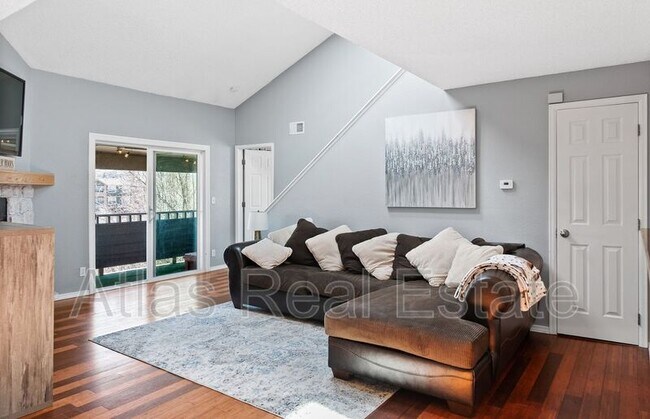 Building Photo - 12024 W Cross Dr