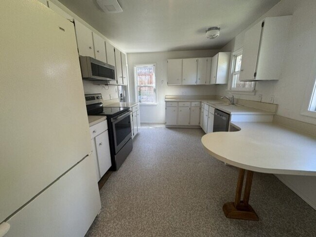 Building Photo - Single level home in Mid Town