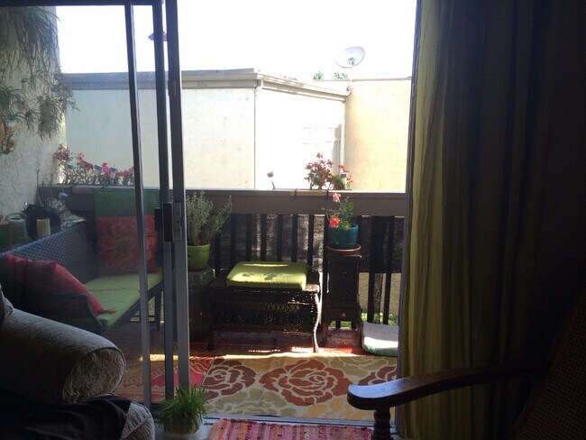 Building Photo - Charming 1-Bedroom Condo with Park-Like Views in Gated Community