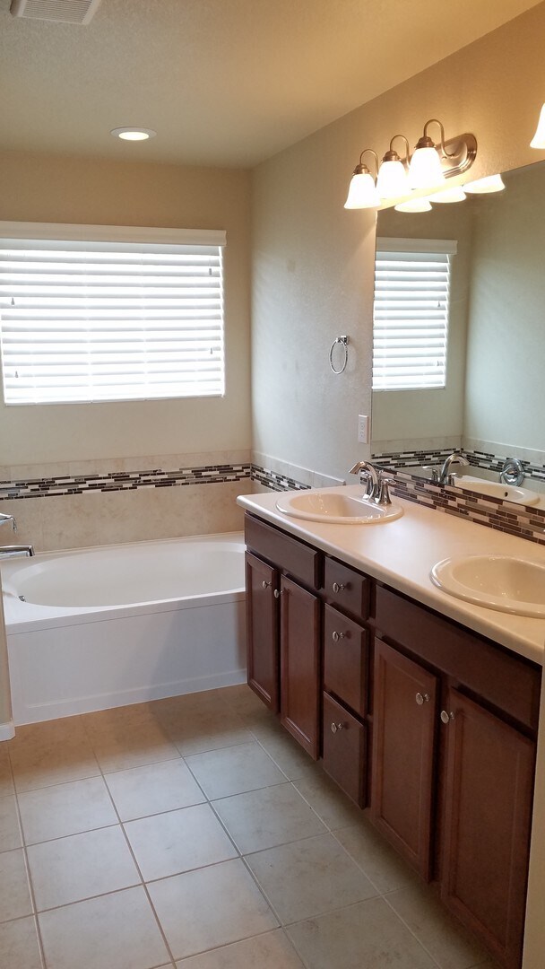Building Photo - Beautiful 4/3/2 Fountain Valley Home Close...