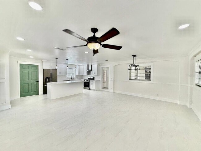 Building Photo - 15611 Walden Ave
