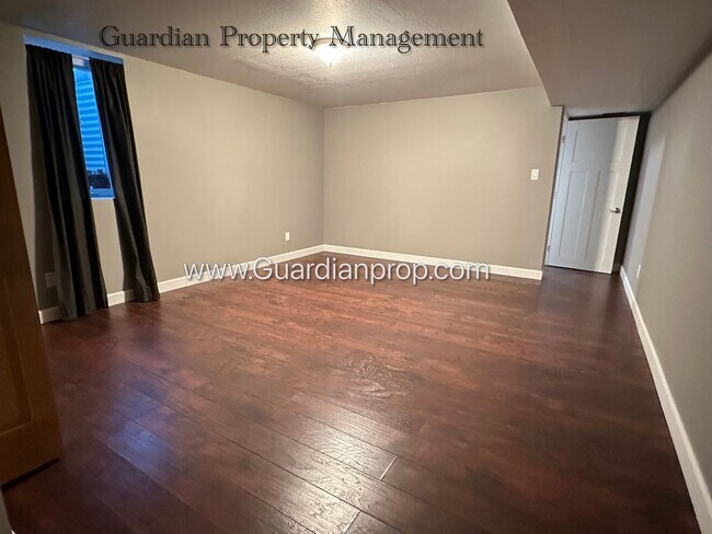 Building Photo - Burnsville Single Family Home, 2 Car Garage, Large Sun Room, Fireplace, Deck