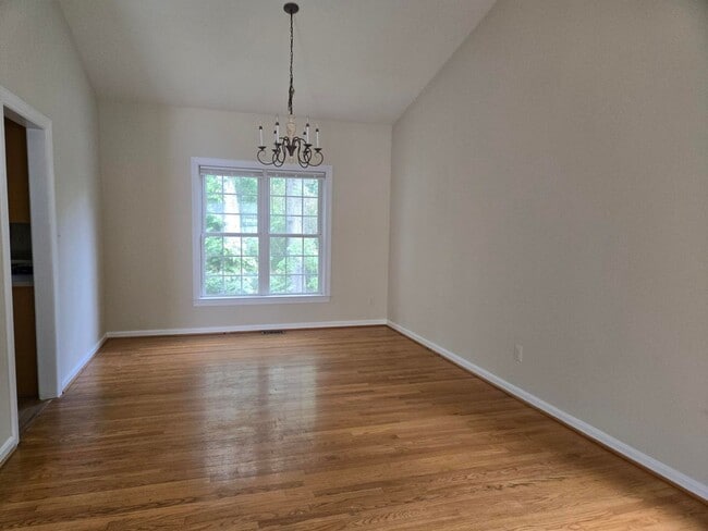 Building Photo - Stunning and Spacious 5 Bed 4 Bath Colonia...